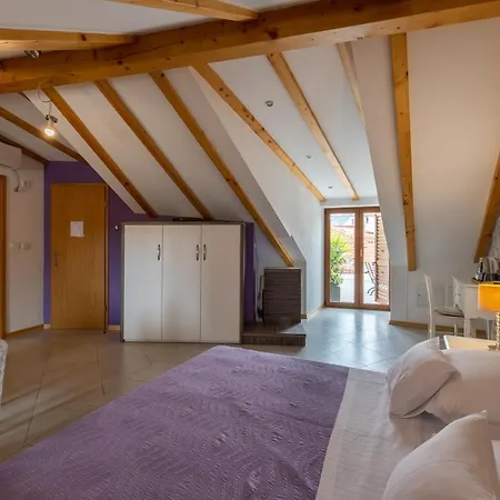 Vanjaka Bed and Breakfast Τρογκίρ