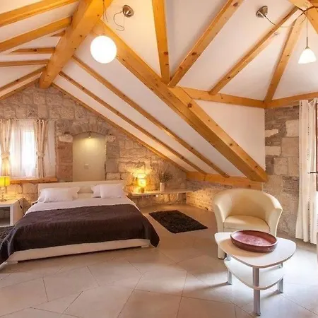 Vanjaka Bed and Breakfast Τρογκίρ